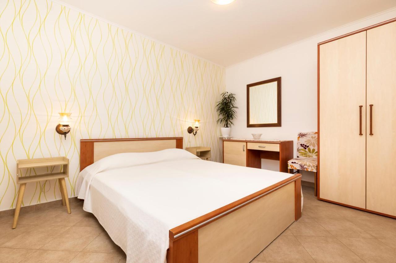 Apartments Dominik Mali Losinj Exterior photo